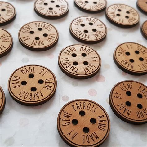 Boutons personnalisés en bois vernis au format 22 mm La fabrique de