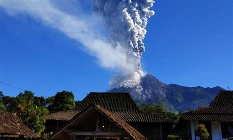 Gunung Merapi Erupsi Tinggi Kolom Letusan 6 000 Meter Video Dailymotion