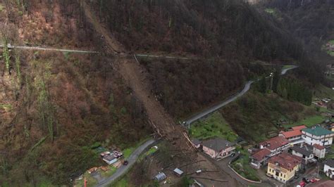 Maltempo la frana in Valle Strona taglia a metà la collina le