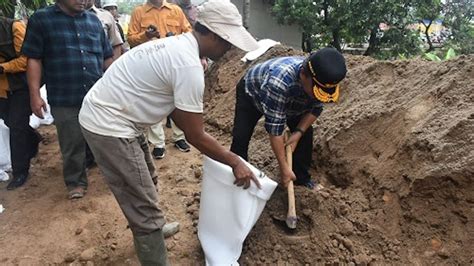 Warga Sumedang Bergotong Royong Membuat Tanggul Untuk Cegah Banjir