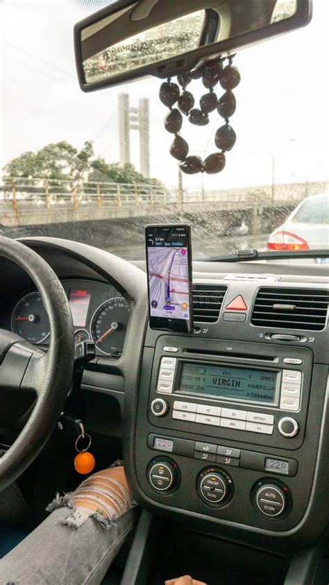 Mapas De Waze Mostrando O Caminho Pela Cidade Motorista Usando Mapas