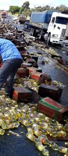 Carreta Que Transportava Leo Vegetal Tomba E Interdita A Br