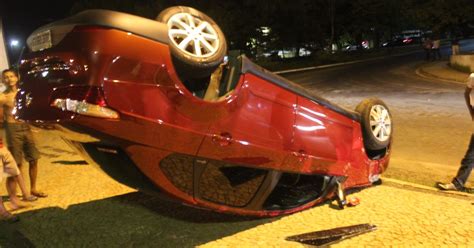 G1 Carro tomba em Teresina após motorista perder controle da direção