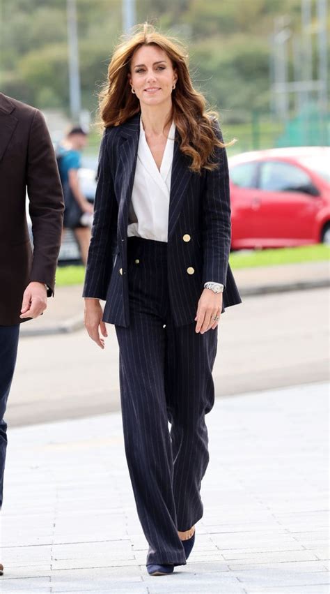 Kate Middleton Ama Tanto Seu Terno Azul Listrado Que O Usou Duas Vezes