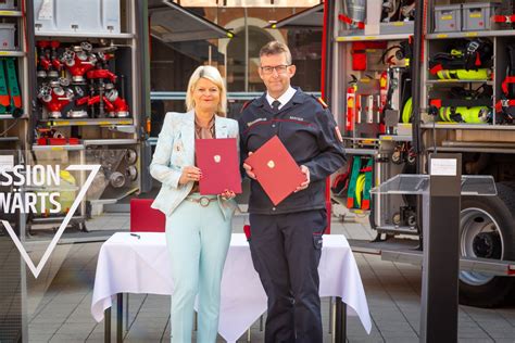 Feuerwehr At On Twitter Verteidigungsministerin Tanner Fpr S Mayer