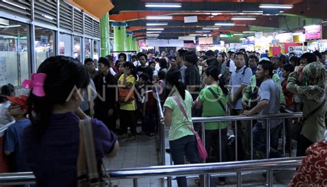 antre tiket antara foto