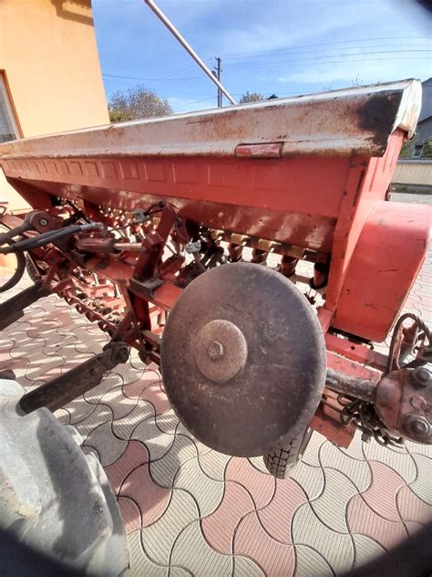 Vând semănătoare paioase marca carraro Cajvana OLX ro