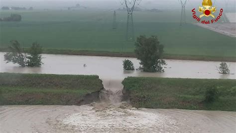 Esonda Il Lamone Oltre Evacuati Nel Ravennate Case E Strade