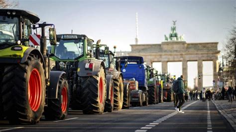 Trattori La Protesta In Germania Si Espande Dagli Agricoltori Agli