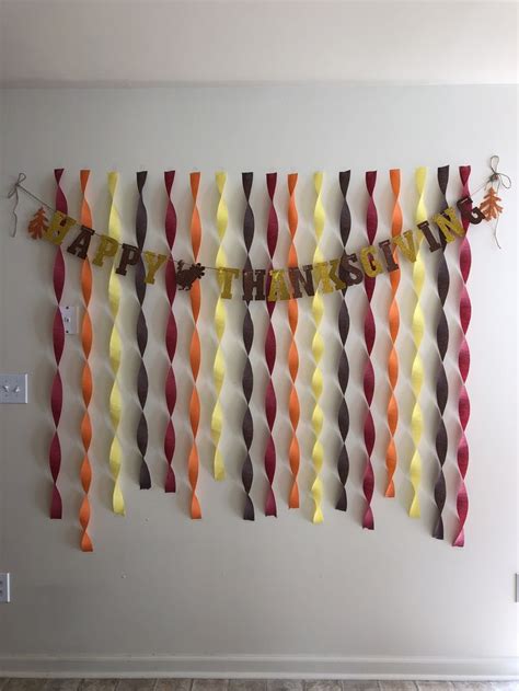 Thanksgiving Accent Wall with DIY Streamers