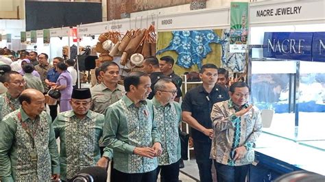 Presiden RI Joko Widodo Jokowi Saat Meninjau Booth Pameran Inacraft