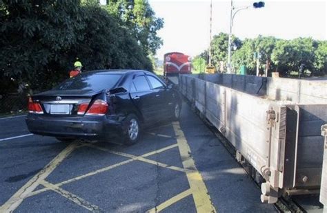 【影】撞擊瞬間！陽光刺眼轎車誤闖平交道 撞阿里山森林鐵路工程車 Yahoo奇摩汽車機車