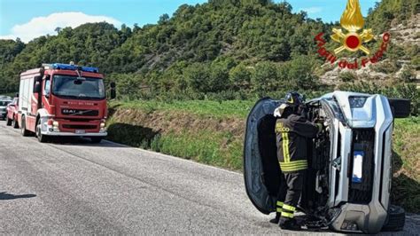 Incidente Stradale Sulla Sp A Citt Di Castello Suv Si Ribalta