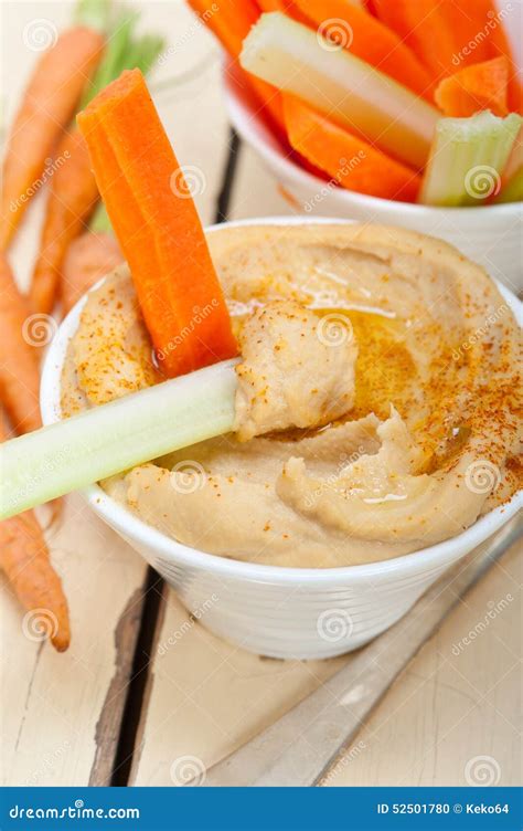 Mergulho Fresco Do Hummus Com Cenoura E Aipo Crus Foto De Stock