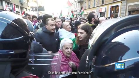 Milano Il Carabiniere Alla Manifestante Mattarella Non Il Mio