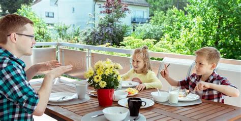 Heureux Jeune Famille S amuser Pendant Le Petit Déjeuner Sur La