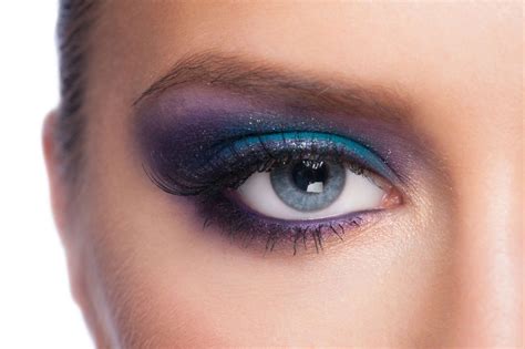 5 Smart Hacks to Choose the Right Eyeliner for Blue Eyes