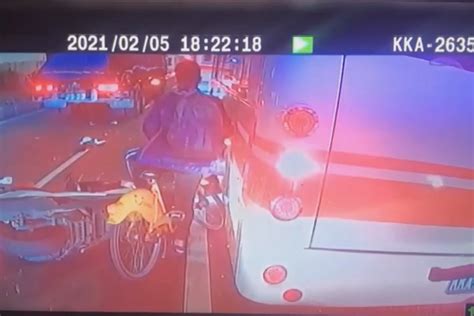 新聞 不要鑽車縫！騎士慘被聯結車輾過爆頭亡 Gossiping板 Disp Bbs