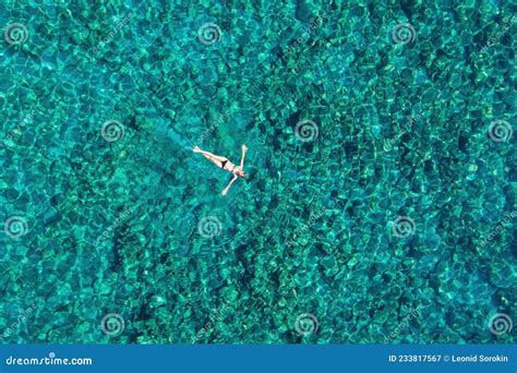 Femme En Bikini Sur La Surface De L Eau De Mer Nage En Mer Transparente Image Stock Image Du