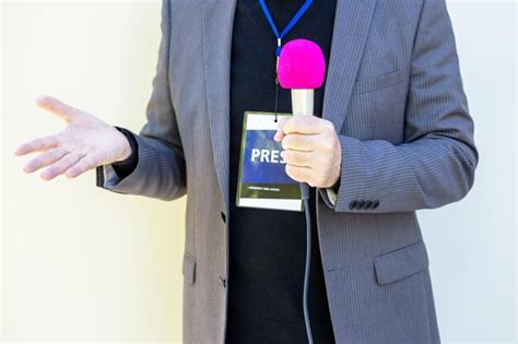 Periodista Con Micrófono Gestando Durante Una Entrevista Con Los Medios