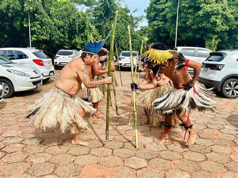 Cultura Ind Gena Sai Da Aldeia E Ocupa Reparti Es P Blicas