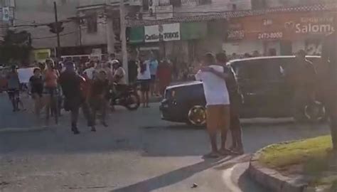 VÍdeo Pm Foi Preso Durante Um Tumulto No Enterro De Jovem Morto Durante Um Tiroteio No Rio