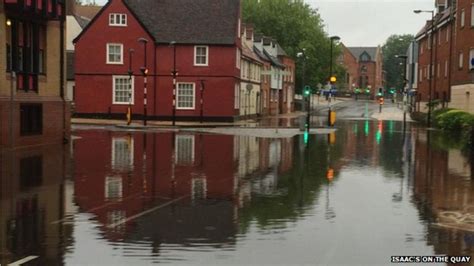 Heavy rain causes flooding in Suffolk - BBC News