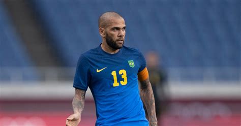 Daniel Alves Detido Por Pol Cia Da Espanha Ap S Ser Interrogado Por