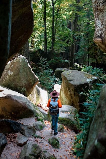 Mujer Viajera Con Mochila Caminando Por Sendero En Ca N Foto Premium