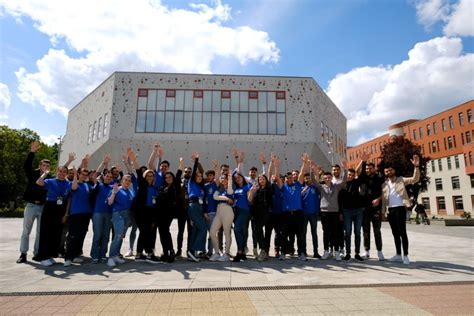 Cel mai mare campus din România, cu multiple facilități, te așteaptă la ...