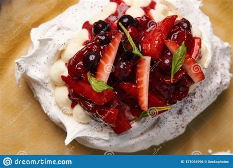 Torta Del Merengue De Pavlova Con Las Bayas Y Helado Foto De Archivo