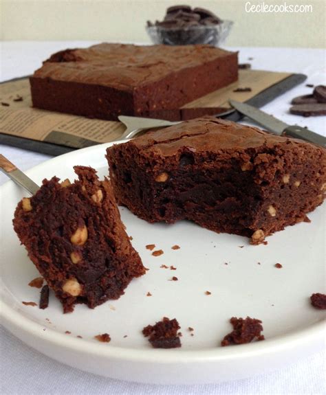 Brownie au beurre de cacahuète avec du gluten des oeufs des