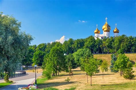 Parque strelka y catedral de la asunción en verano anillo de oro