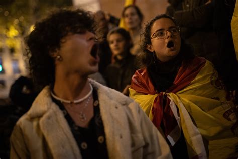 D Cima Noche De Protestas Contra La Amnist A Ante La Sede Del Psoe En