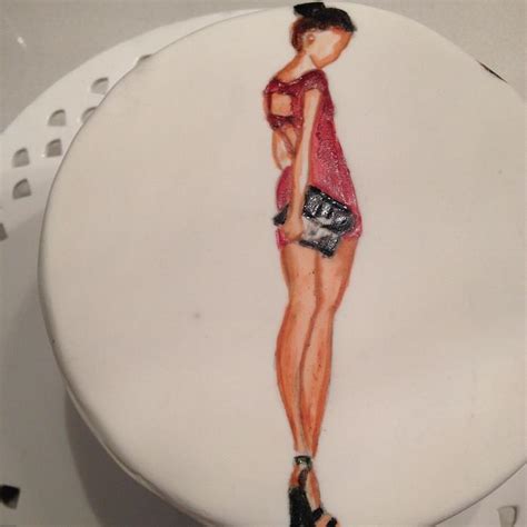 Fashionista Cake Decorated Cake By The Sweetest Treats CakesDecor