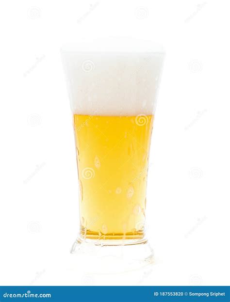 Cerveja Em Vidro Sobre Fundo Branco Foto De Stock Imagem De Espuma