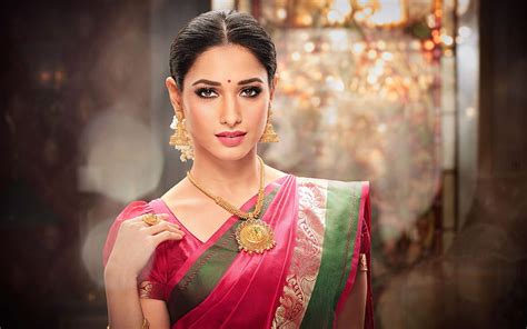 Tamannaah Bhatia はピンク色のベナラシ サリーを堂々としたゴールド、タマンナ バティヤ ライトでスタイリングしました 高画質の