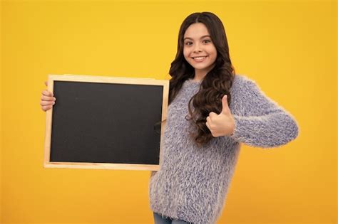 Criança adolescente segura quadro negro menina do ensino fundamental