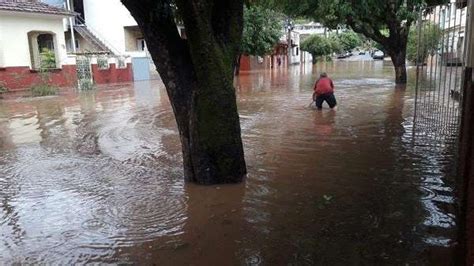 Temporal Alaga Ruas E Invade Casas Em Tombos