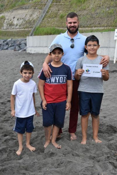 Lomba Do O Ganha Esculpir Na Areia Na Ribeira Quente