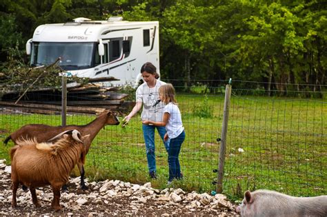 Aire de camping car de la Ferme des 20 lacs à MENETRUX EN JOUX aire