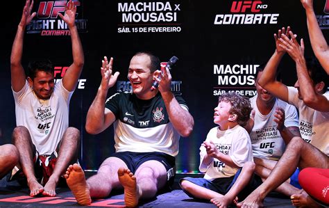 Junior Cigano troca lições jovens surdos em evento em Jaraguá do