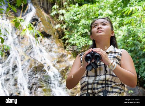 Jeune Fille Avec Des Jumelles Banque De Photographies Et Dimages à