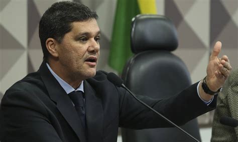 Senador tucano defende saída de Temer e novas eleições em até oito