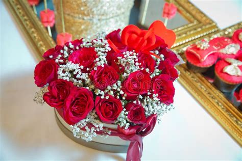 Bouquet En Forme De Coeur De Belles Fleurs Roses Dans Le Bo Te Cadeau