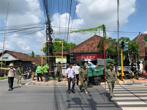 Kelurahan Peguyangan Gelar Aksi Bersih Bersih Baliho Bali Portal News