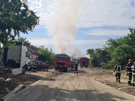 FOTO Incendiu violent la un centru de colectare a deșeurilor din Bucureşti