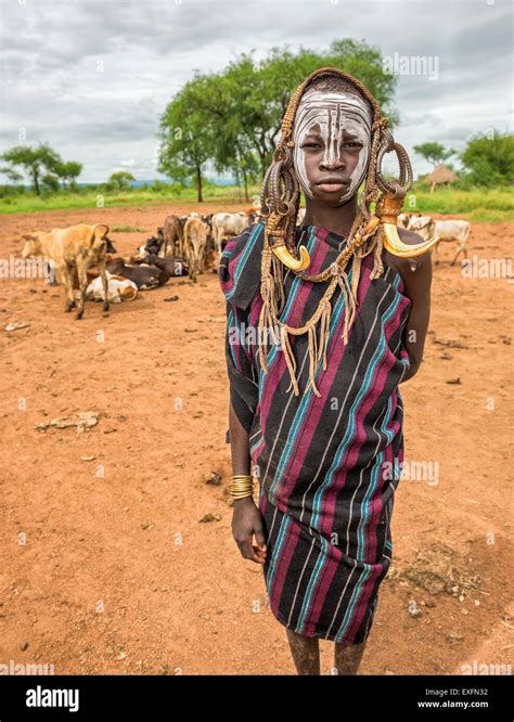 Joven De La Tribu Africana Mursi Con Cuernos Tradicionales En El Parque