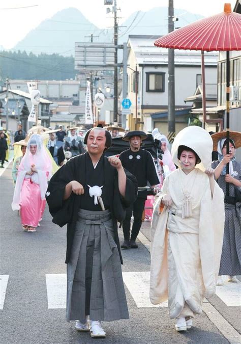 ジューンブライドは物語のように新潟阿賀町で「つがわ狐の嫁入り行列」 狐の夫婦と“お供”120人、幸せ振りまき練り歩き 新潟日報デジタルプラス