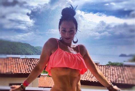 Ivonne Montero Muestra Sus Curvas En Bikini